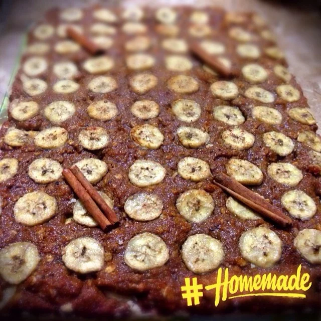 Bolo integral de banana com granola