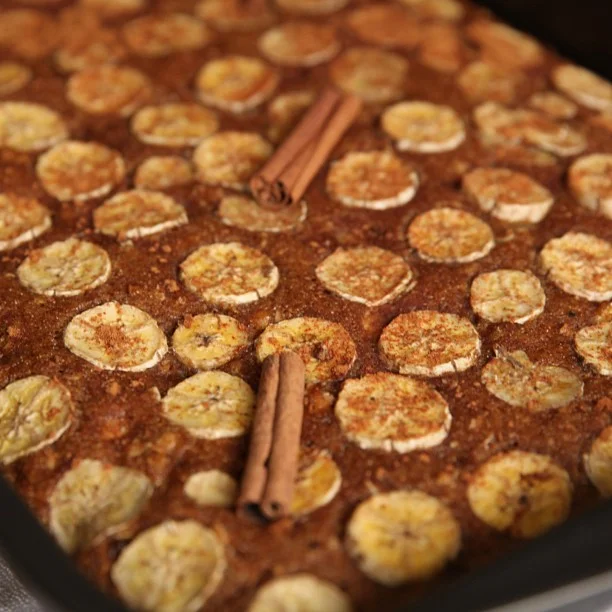 Bolo de banana integral com granola