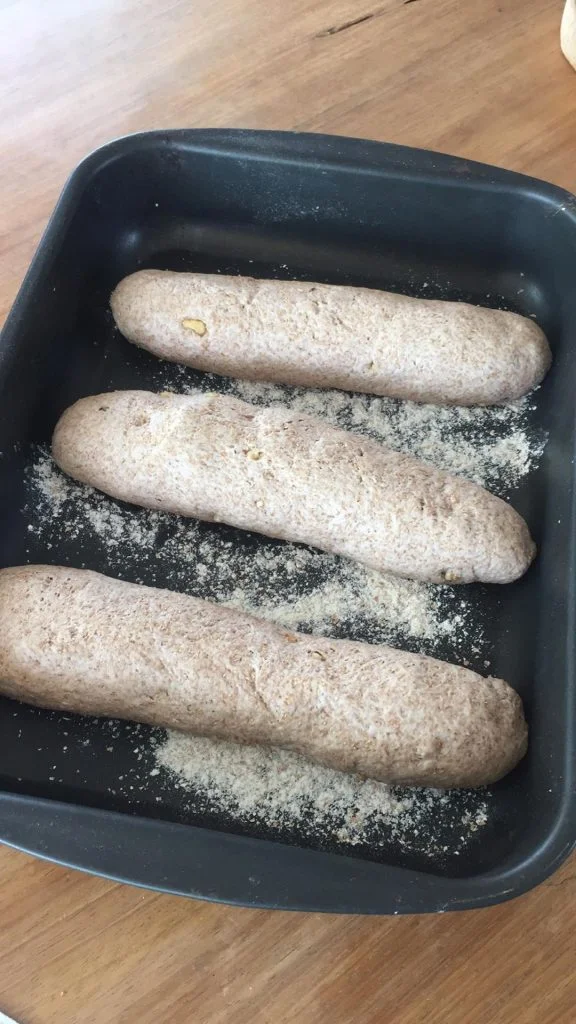 pao integral caseiro moldando baguete