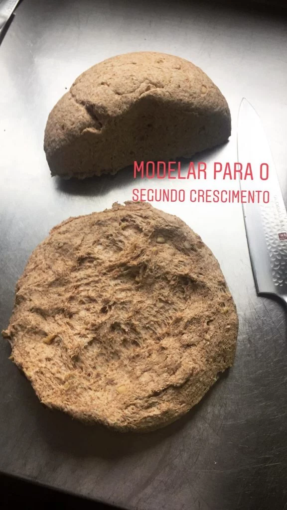 pao integral caseiro abrindo a massa