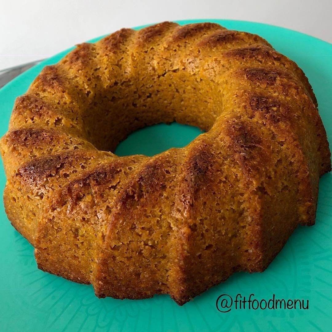 Bolo de cenoura com calda de chocolate