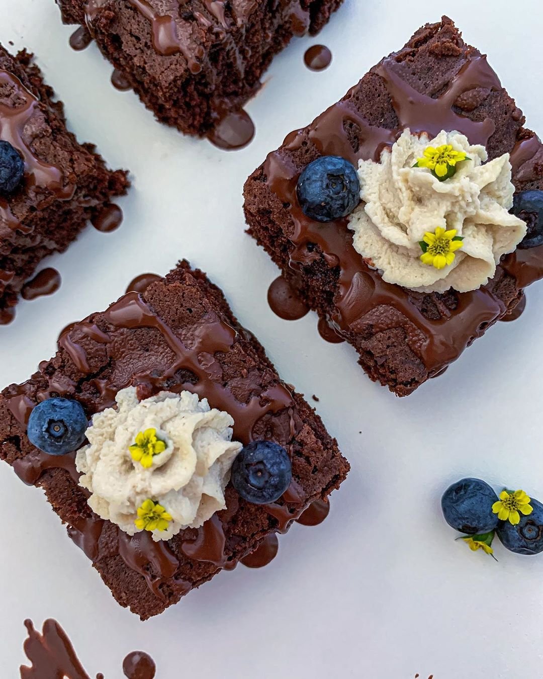 Bolo de chocolate com creme de castanha de caju da Food Stylist Cláudia Vanzella.