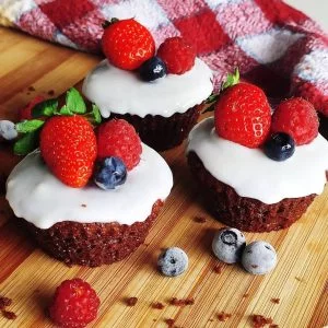 Cupcake de chocolate receita - Coberto com frutas vermelhas