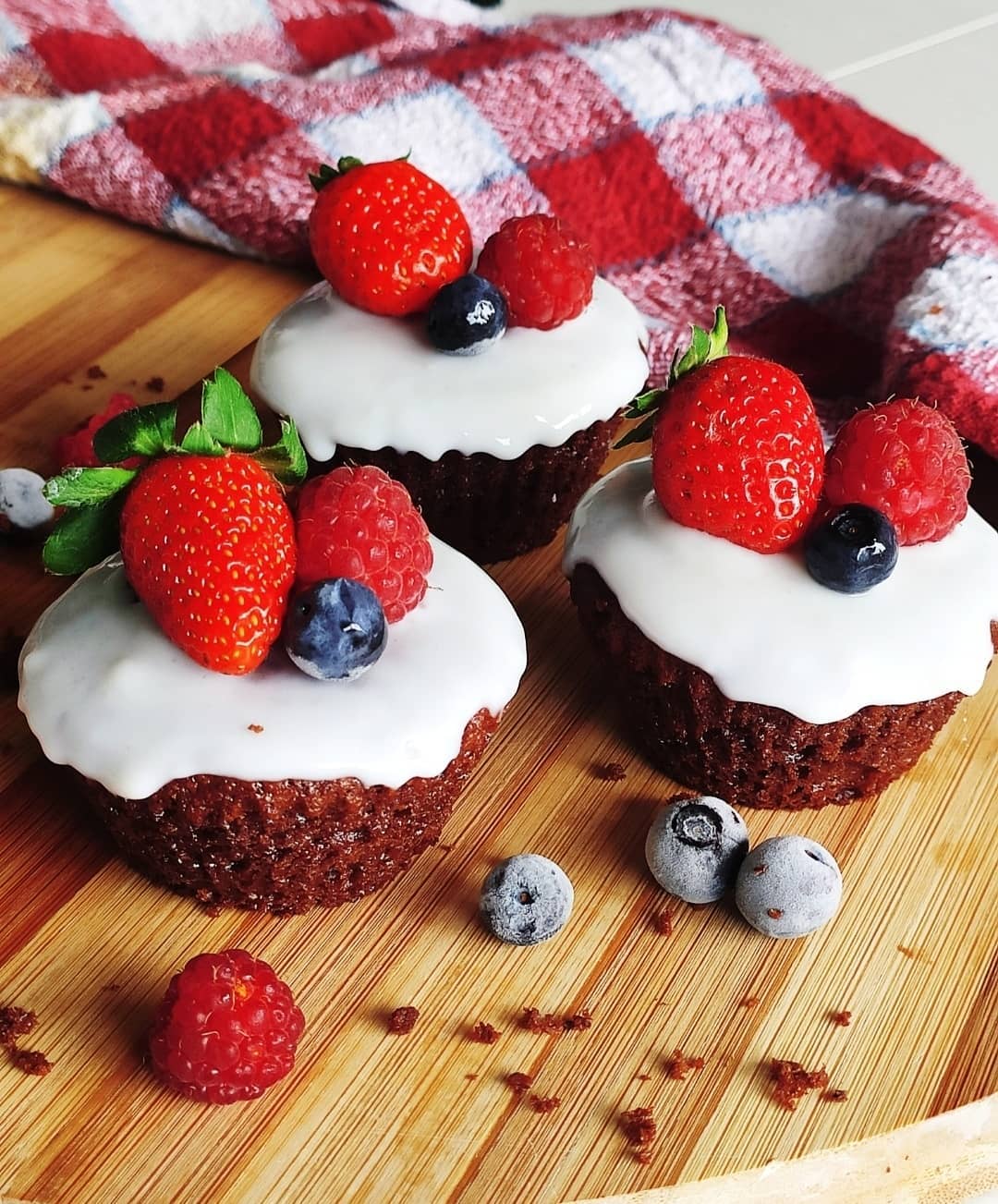 Cupcake de chocolate receita - Coberto com frutas vermelhas