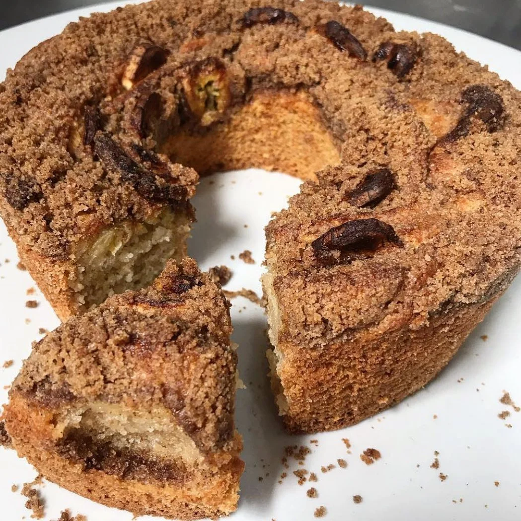 Cuca de banana sem glúten com cranberries e iogurte