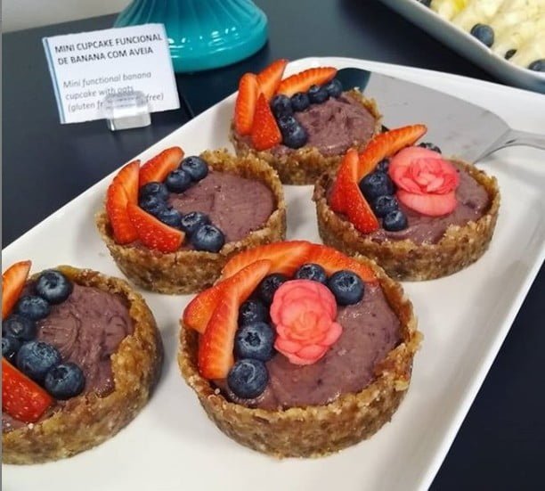 receita de mini torta gelada funcional de chocolate e frutas vermelhas