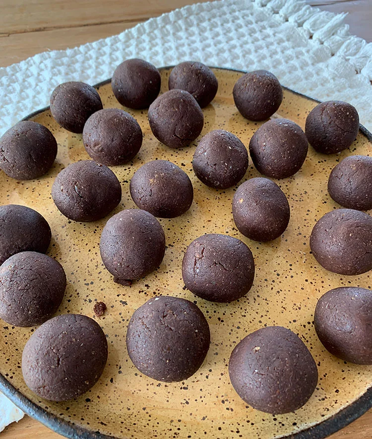 trufas de tamaras e cacau fit