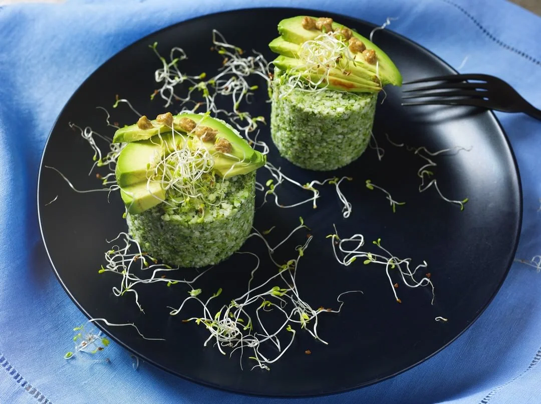 Couscous de couve flor e brócolis com avocado e creme de curry
