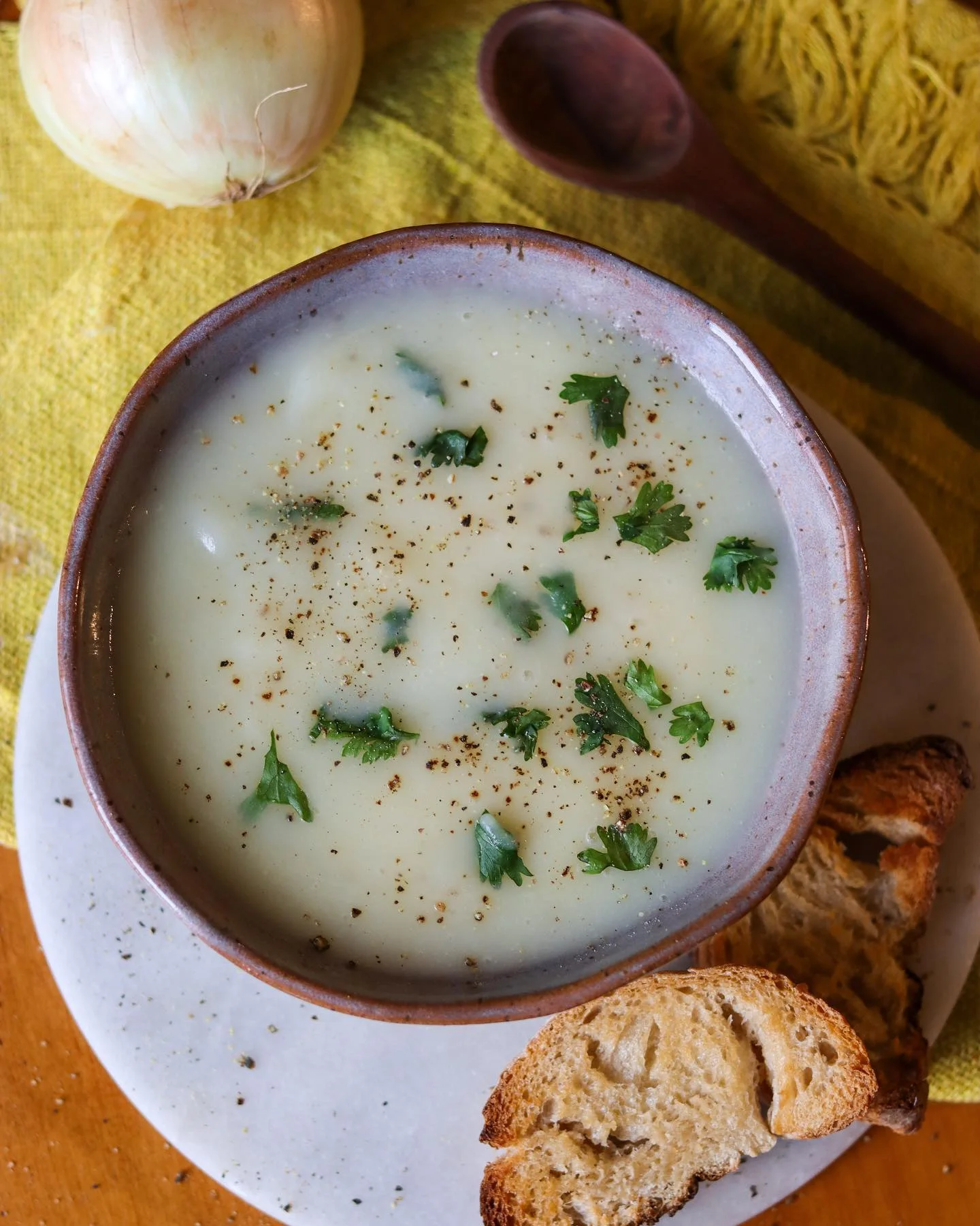 Sopa de cebola com batata