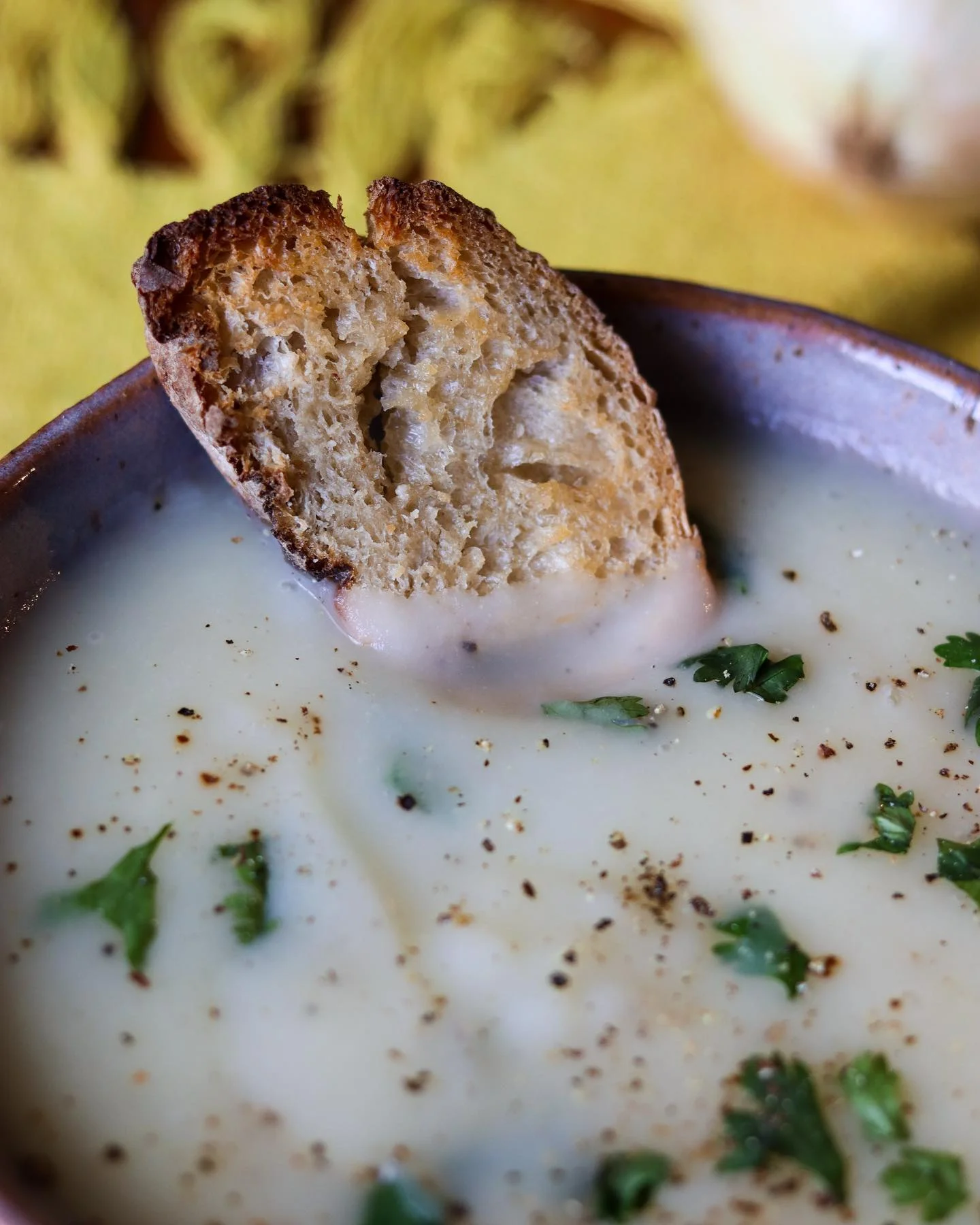Sopa de cebola com batata