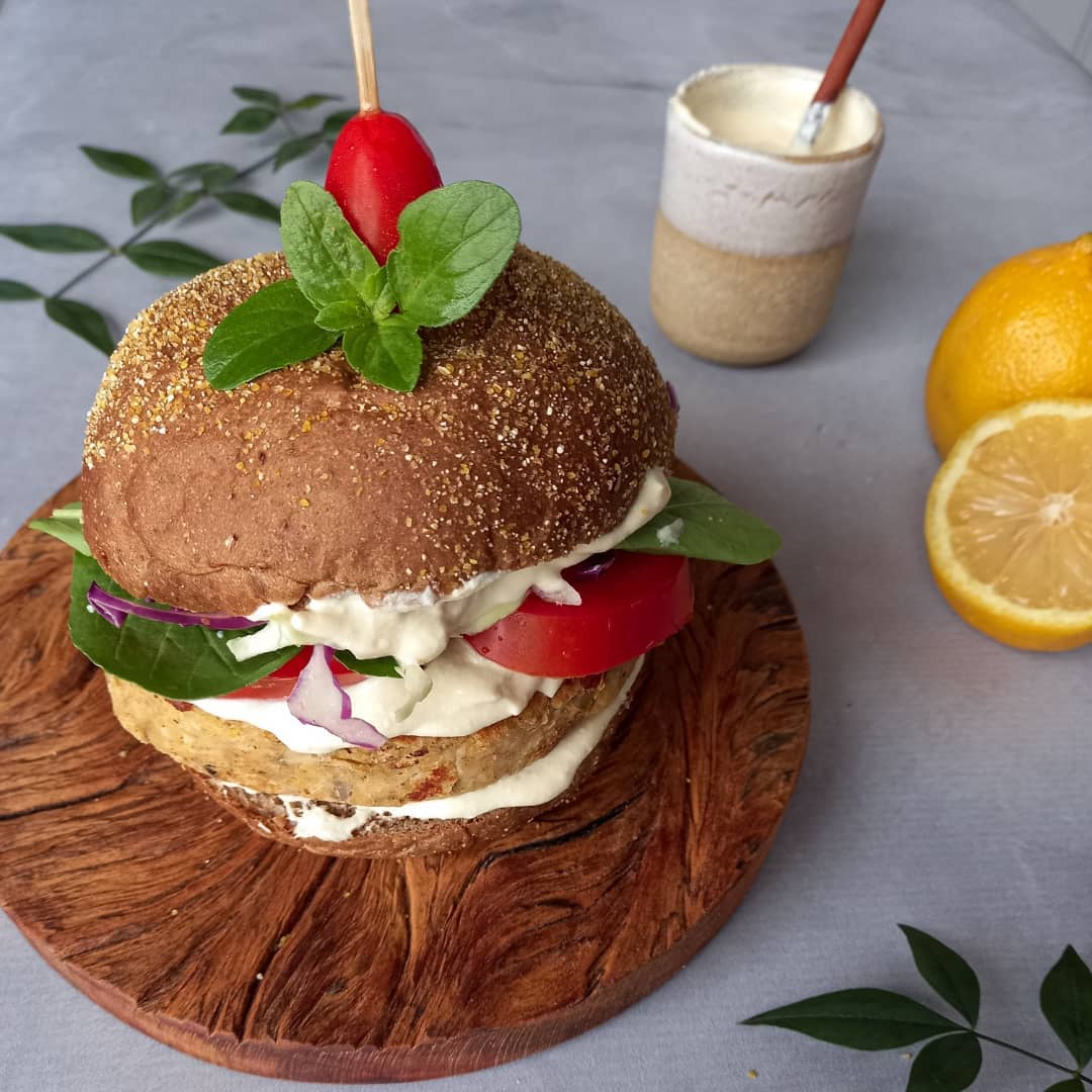 Hambúrguer de grão de bico com limão siciliano vegano