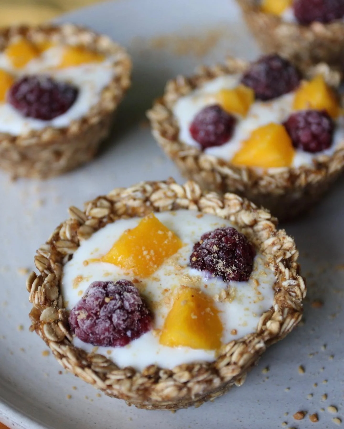 Copinho de granola com iogurte e frutas