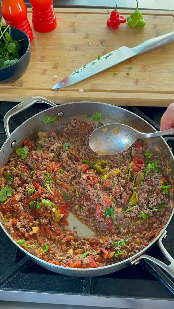 Foto Preparando Receita de Chili com Carne