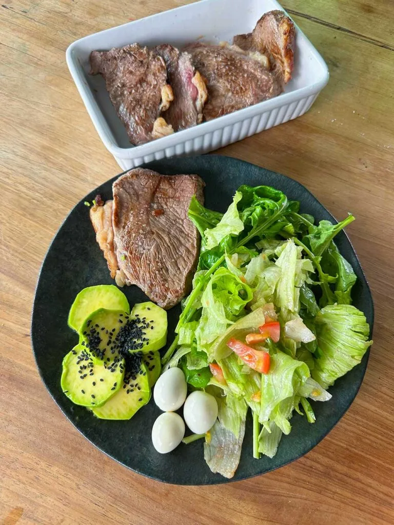 receita shoulder steak grelhado na panela de ferro servido com folhas verdes