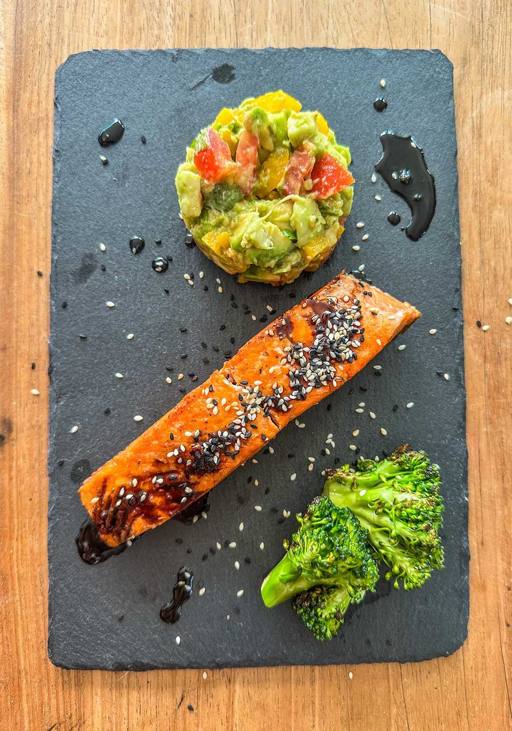 Receita completa salmão grelhado com Avocado e wasabi