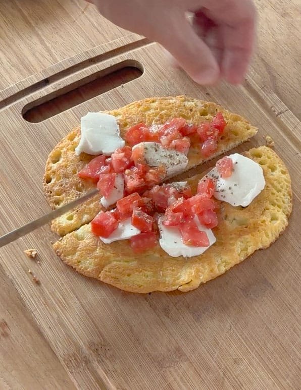 Pãozinho com Mussarela de Búfala, Tomates e orégano