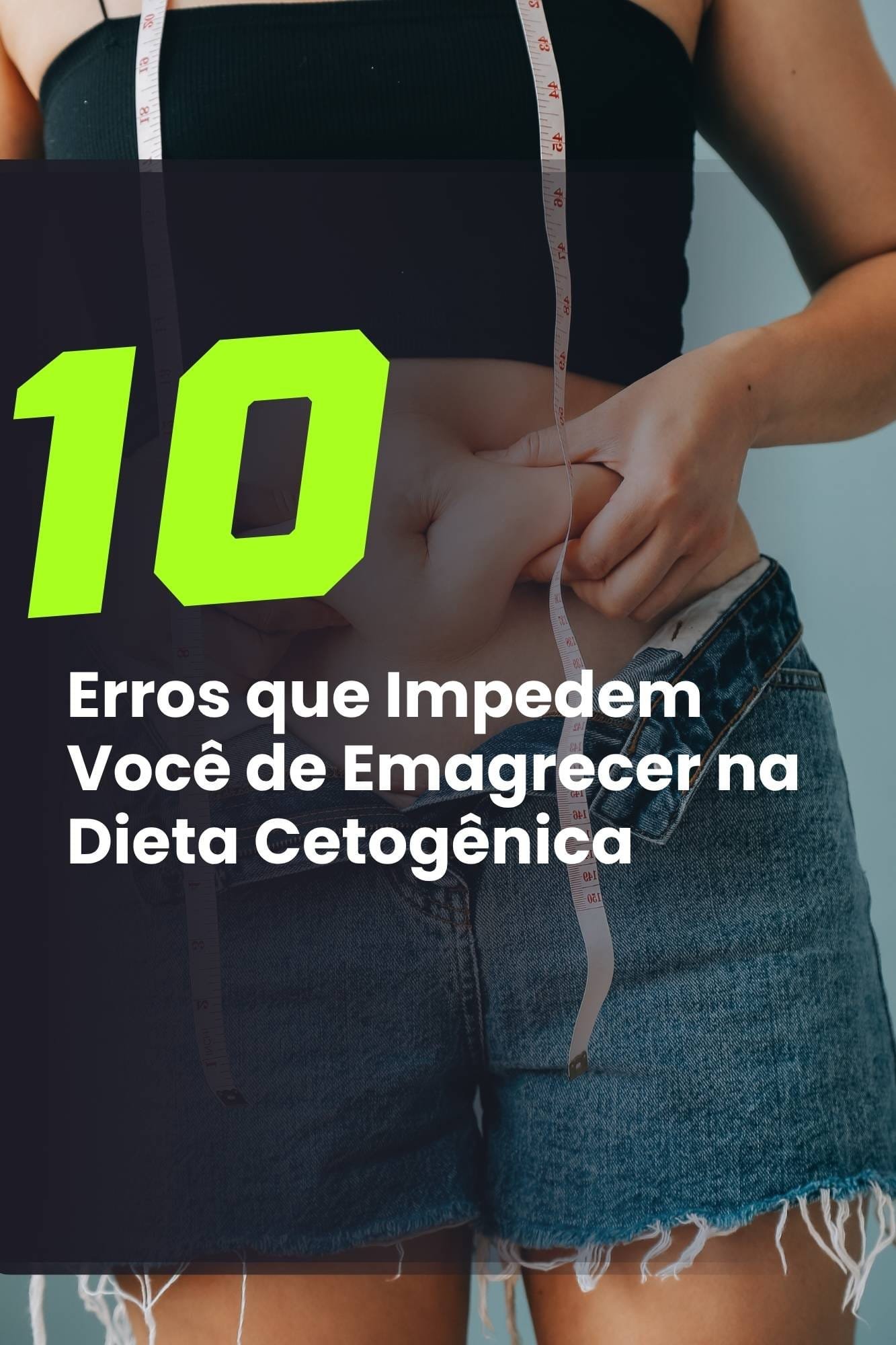 Pessoa medindo a cintura com fita métrica, representando erros comuns que impedem o emagrecimento na dieta cetogênica.